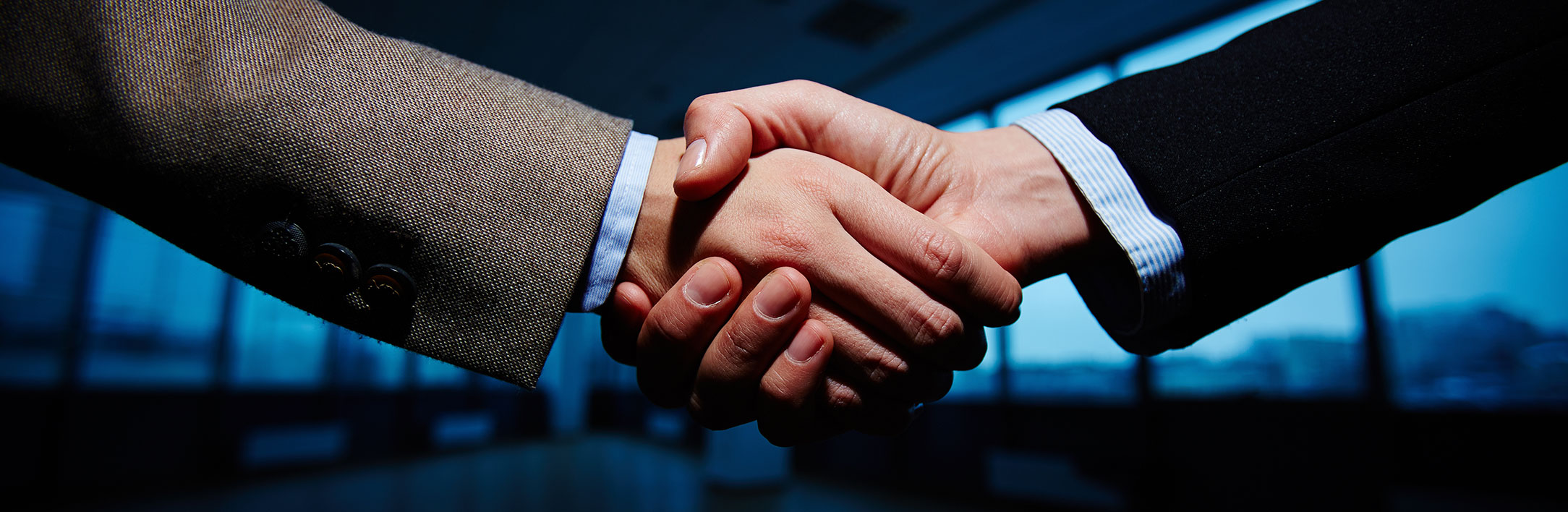 handshake-businessmen-min